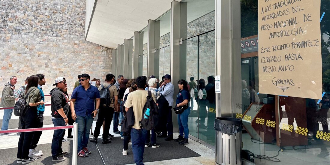 Visitantes al ver el anuncio del cierre del museo, ayer.