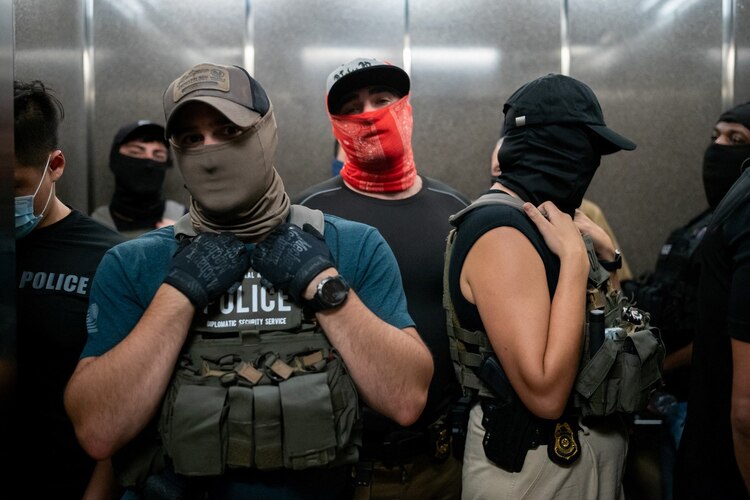 Los gringos encapuchados