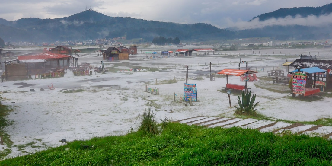 una intensa granizada en la zona de la Marquesa, en el municipio de Ocoyoacac, dejando un paisaje nevado