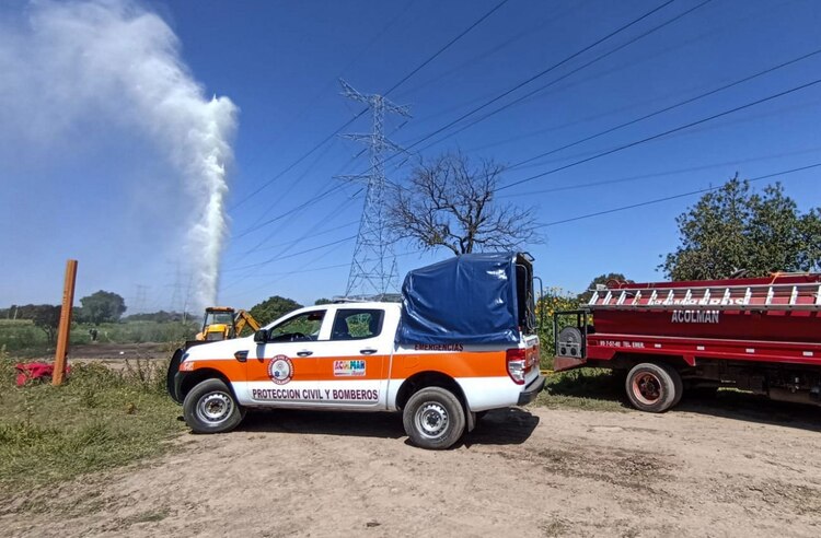 Fuga en un ducto de Pemex por una toma clandestina, en Acolman, en agosto de 2021.