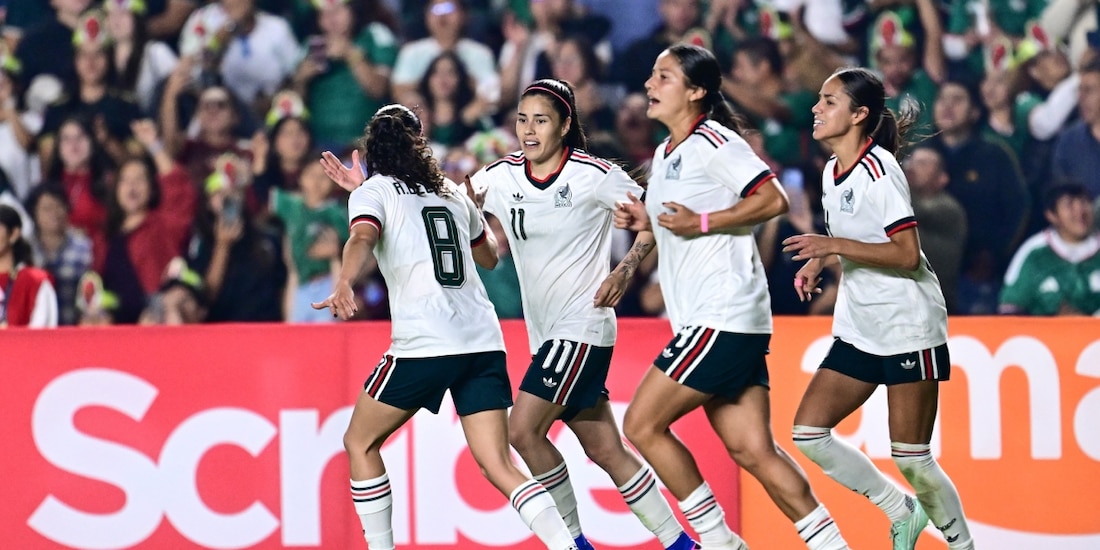 Jugadoras de la Selección Mexicana Femenil celebran un gol en un amistoso contra Jamaica.