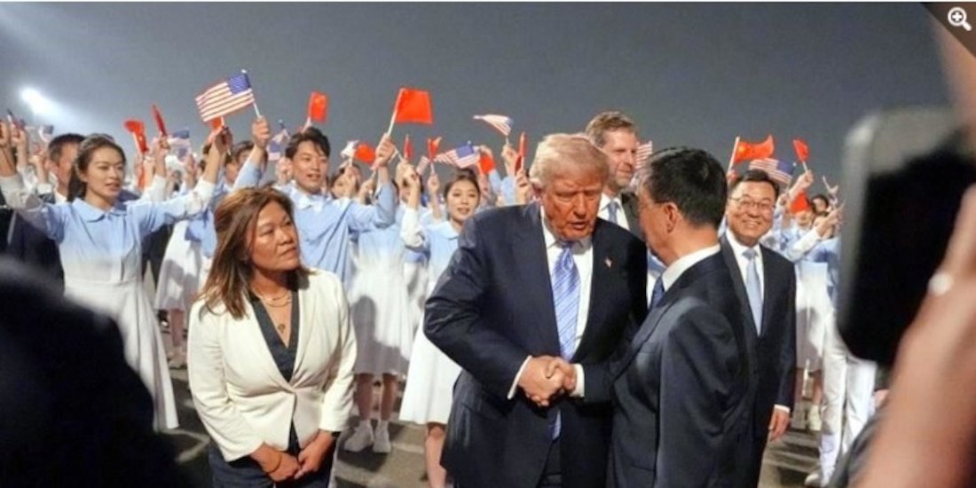 El mandatario americano al ser recibido por autoridades chinas.