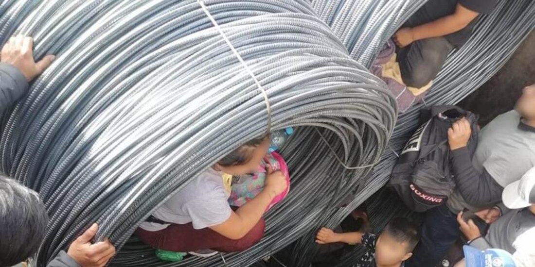 INM rescata a 87 migrantes que viajaban en las góndolas de un tren en Sonora.