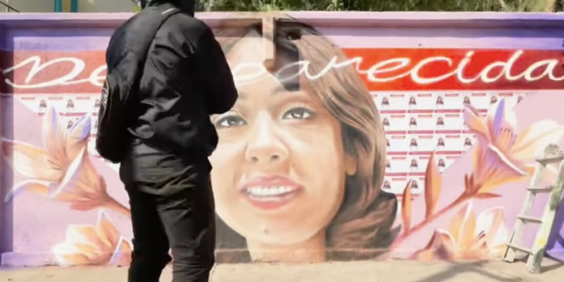 Duek Glez durante la pinta del mural dedicado a su hermana, Fanny, quien está desaparecida.