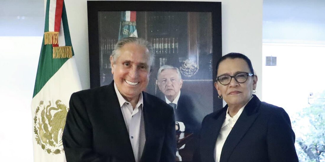 Rosa Icela Rodríguez y Joel Ayala, en reunión, en agosto de 2024.