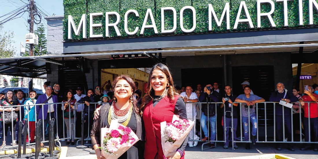 Clara Brugada y Alessandra Rojo de la Vega, ayer, frente al Mercado Martínez de la Torre, en la alcaldía Cuauhtémoc.
