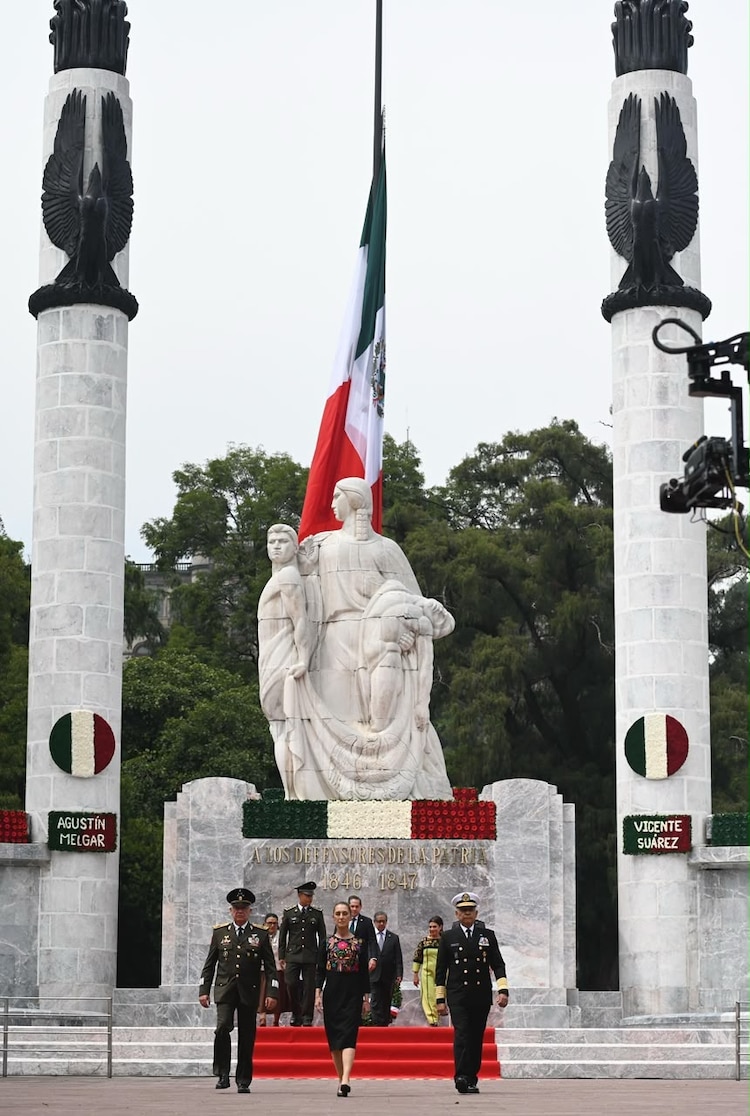 Presidenta montó guardia y colocó arreglo floral en Altar a la Patria.