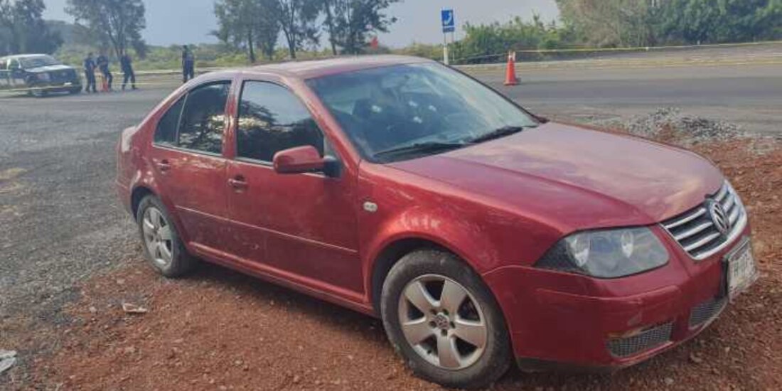 El vehículo en el que viajaban las víctimas.