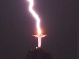 El momento en que un rayo cae sobre la estátua del Cristo Redentor en Río de Janeiro, Brasil, quedó capturado por la lente de un fotógrafo