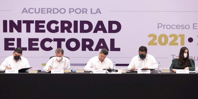 El gobernador de Tamaulipas, Francisco García Cabeza de Vaca, firmó como testigo de honor.