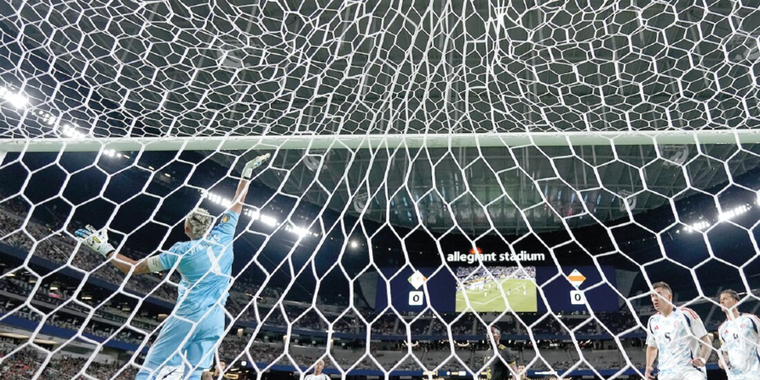 El momento exacto del gol anulado
de Giménez, ayer, en el partido
ante Costa Rica de la Copa Oro.