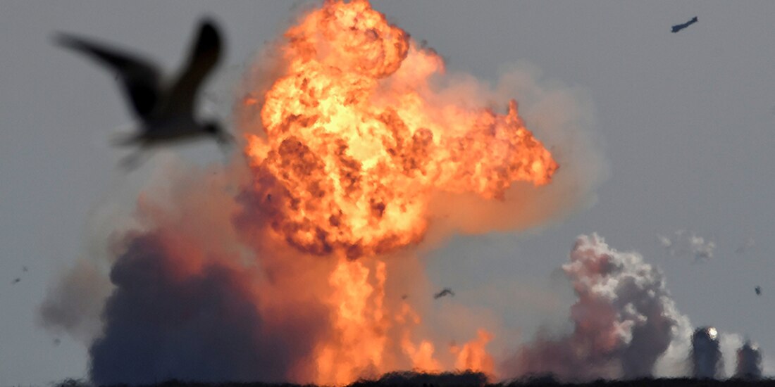 El cohete fabricado por SpaceX, empresa propiedad de Elon Musk, explotó al aterrizar de un vuelo de prueba.