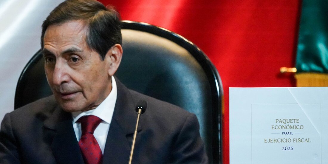 Rogelio Ramírez de la O., secretario de Hacienda y Crédito Público, hizo entrega del paquete económico 2025 a Sergio Gutiérrez Luna, presidente de la Mesa Directiva de la Cámara de Diputados