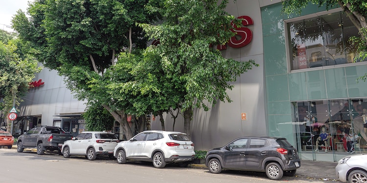 EN SAN LUIS Potosí 214 estaba el Colegio
Americano, construido por Lewis
Lamm. Permaneció ahí hasta 1946.
Actualmente está la Plaza Insurgentes,
documentó Mario Chew.