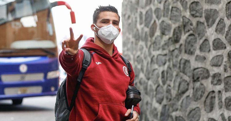 Sebastián Jurado a su llegada al Azteca antes de un duelo con el Cruz Azul.