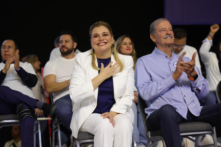 Maru Campos, gobernadora de Chihuahua, en evento del PAN en el estado; a su lado, el expresidente Vicente Fox.
