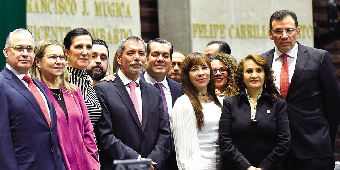 Édgar Amador Zamora (c.) fue ratificado como secretario de Hacienda en San Lázaro, ayer.