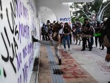 Manifestantes realizan pintas y destrozos en oficinas de Gobierno en Cancún, Quintana Roo.