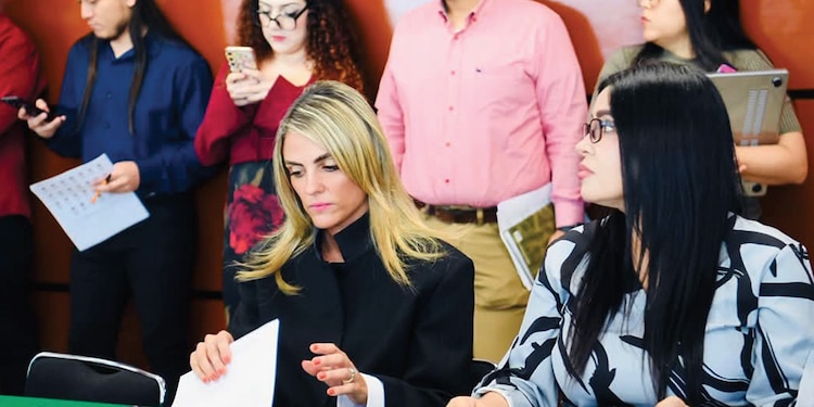 La legisladora de Acción Nacional (izq.), el pasado 23 de septiembre, durante el análisis del Paquete Económico del próximo año, en la Cámara de Diputados.