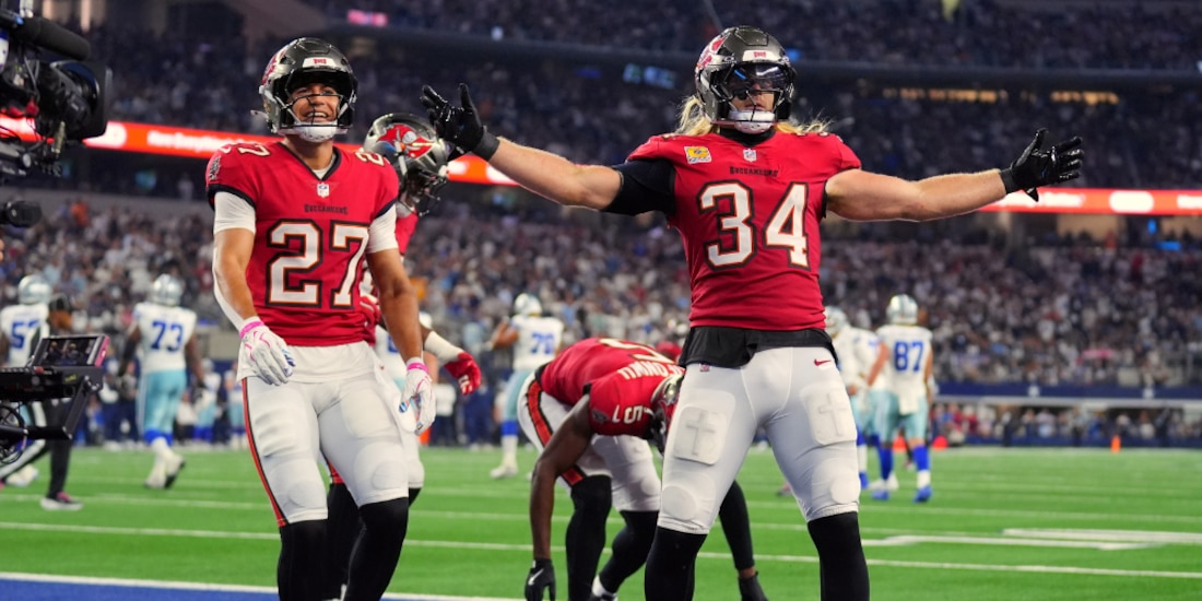 Jugadores de Tampa Bay celebran en el campo de Dallas.