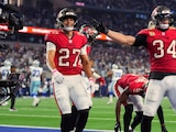 Jugadores de Tampa Bay celebran en el campo de Dallas.