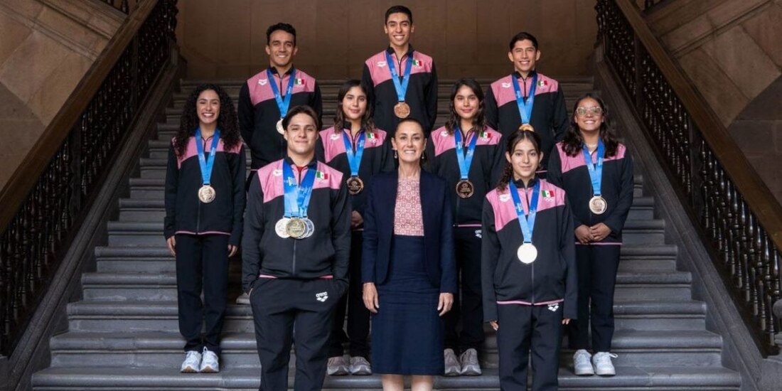 La presidenta de México, Claudia Sheinbaum, recibió a entrenadores y clavadistas que participaron en el mundial de Singapur.