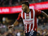 Alexis Vega durante un partido con Chivas en la Liga MX.