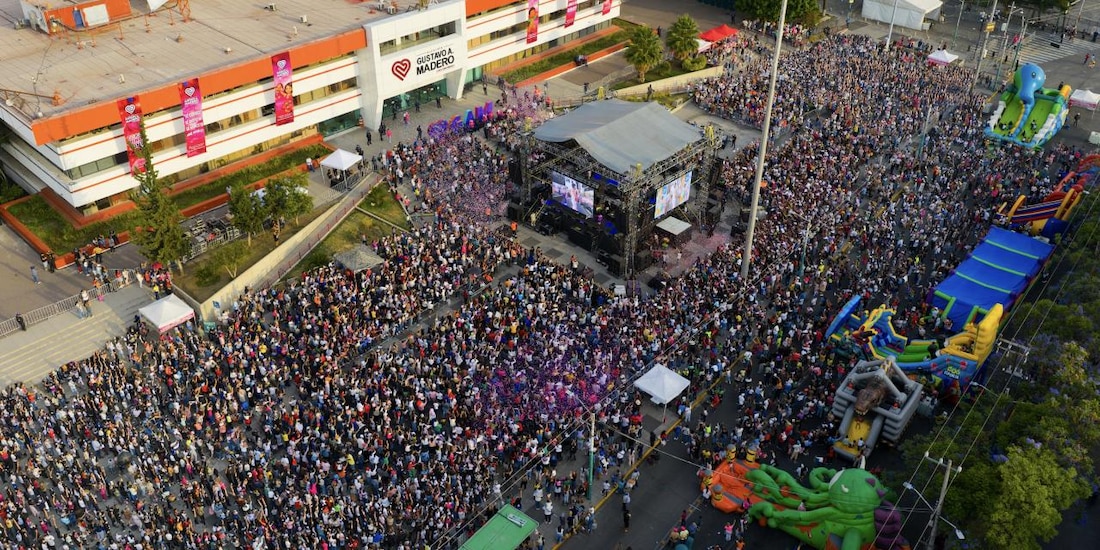 Más de 20 mil personas se reunieron en la explanada de la alcaldía para el festejo.