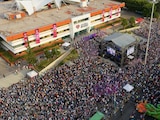 Más de 20 mil personas se reunieron en la explanada de la alcaldía para el festejo.