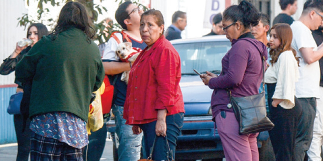 Capitalinos salieron de sus hogares tras activarse la alerta sísmica, ayer.