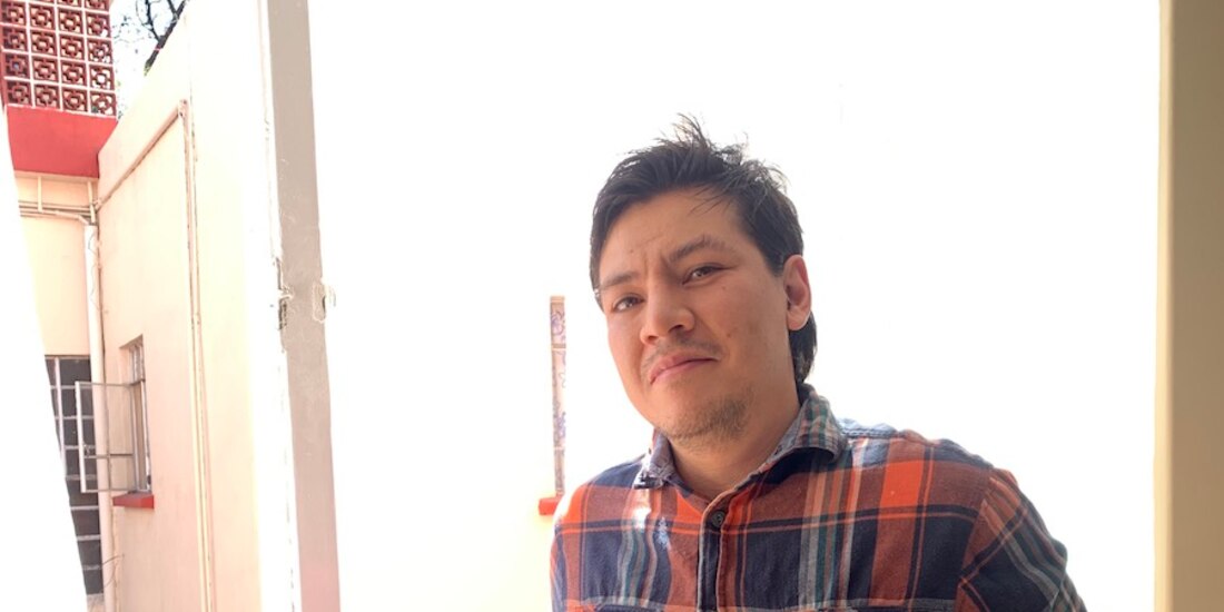 El autor posa con su primer libro.