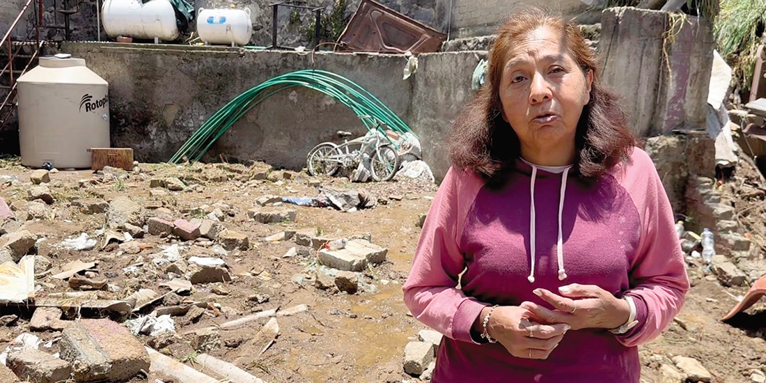 Isabel Avilés, sobre restos de una parte de su casa que quedó severamente deteriorada y enlodada, ayer.