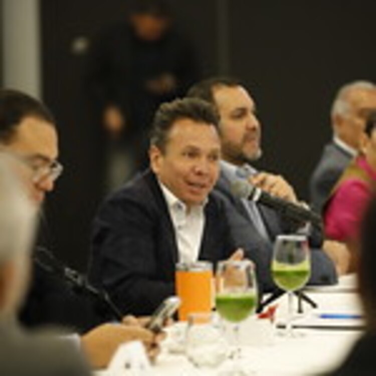 Prometió ser un gobernador amigo y presente.