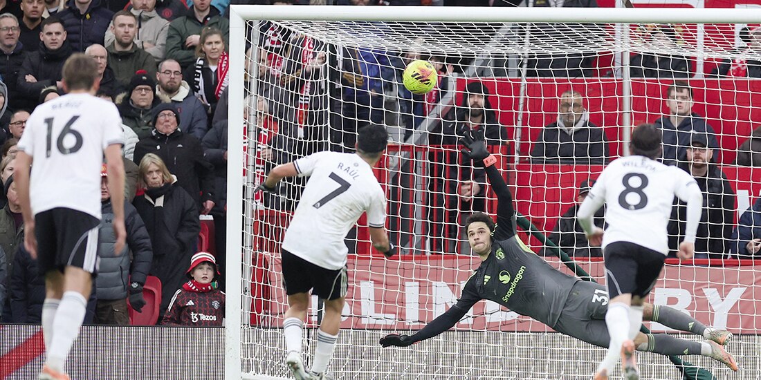 El lobo, en el momento exacto de su disparo, ayer, en Inglaterra.