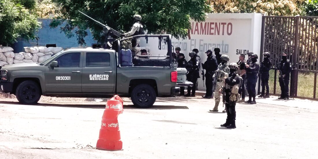 Elementos de las Fuerzas Armadas, ayer, durante el reforzamiento de la seguridad en Buenavista, Michoacán.