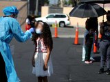 Alisson Argueta, una niña de ocho años se realiza un test para Covid en Los Angeles, California