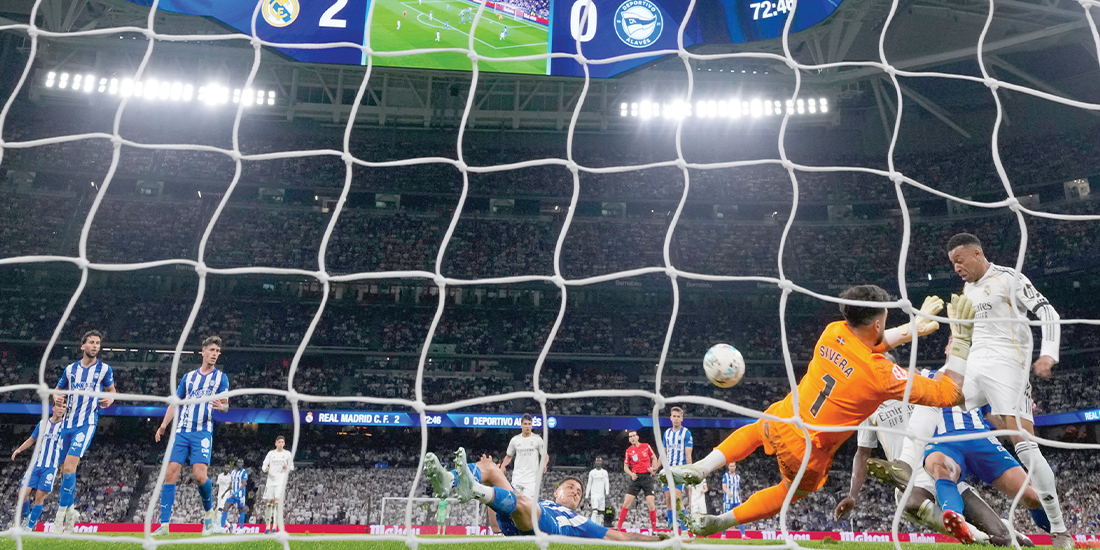 MBAPPÉ intenta un disparo, ayer, en el juego de los merengues en LaLiga.