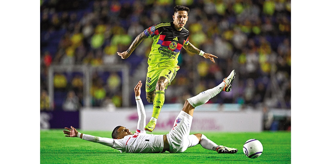 Rodríguez salta a uno de sus rivales, ayer, en el duelo ante el Olimpia.