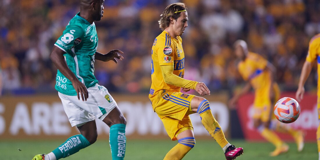 Una acción del Tigres vs León FC de la semifinal de ida de la Liga de Campeones Concacaf 2023, en el Estadio Universitario, el 25 de Abril de 2023.