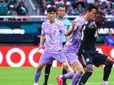 Julián Quiñones en una acción del partido entre México y Corea del Sur.