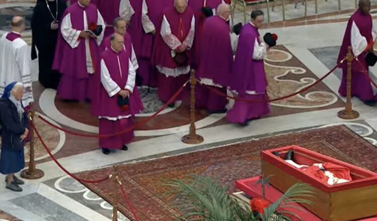 Sor Genevieve Jeanningros, una monja de la ciudad romana de Ostia, llora junto al cuerpo del Pontífice, ayer
