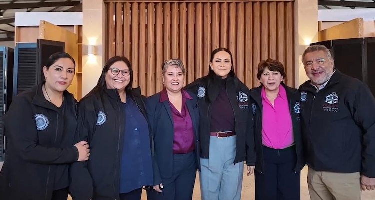 La gobernadora Delfina Gómez aparece a la izquierda de la dirigente nacional de Morena, Ariadna Montiel.