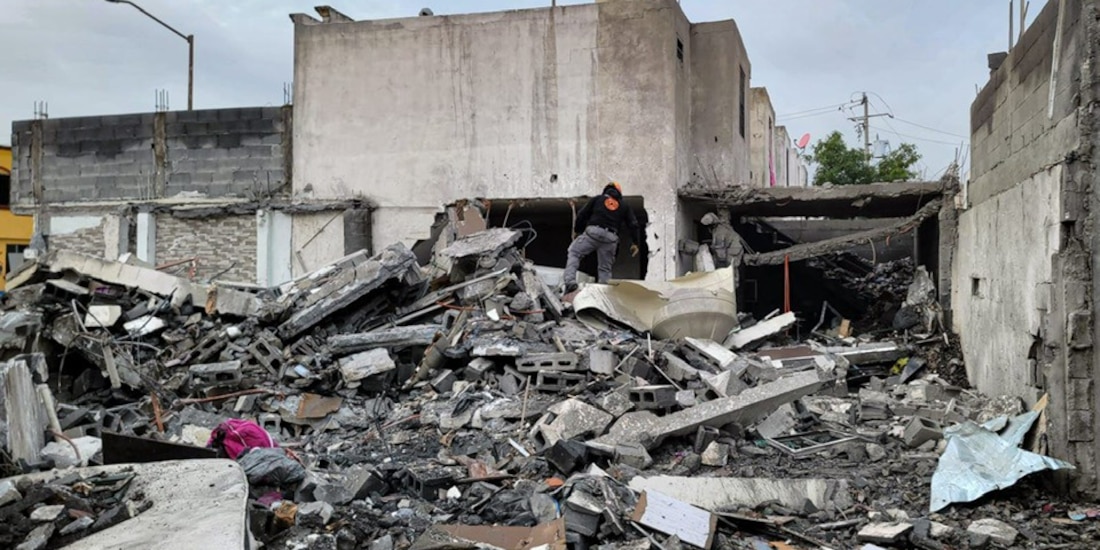 Protección Civil Nuevo León continúa labores de atención tras la explosión en Pesquería.