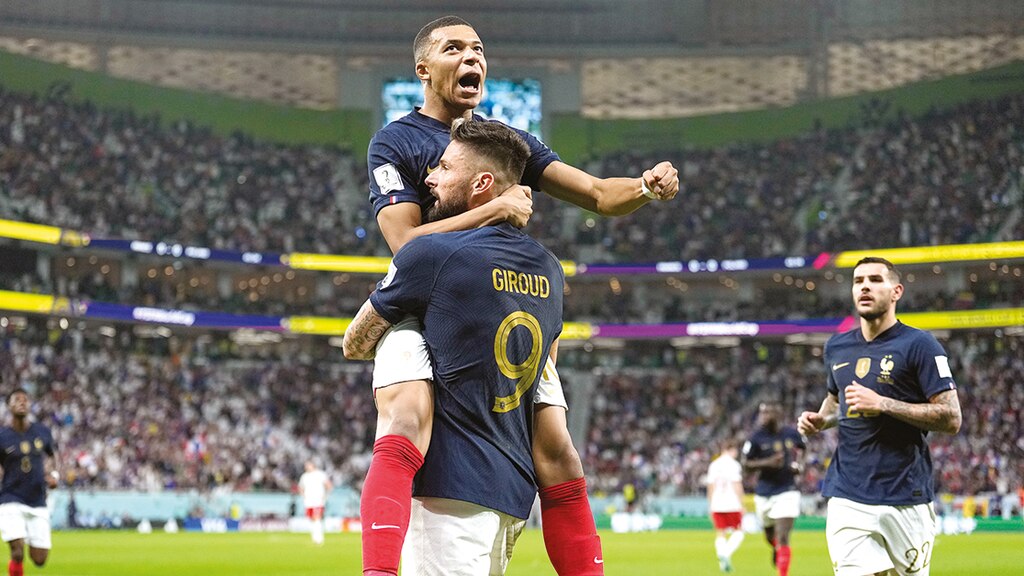 Mbappé y Giroud celebran un gol de Francia, ayer, en Qatar.