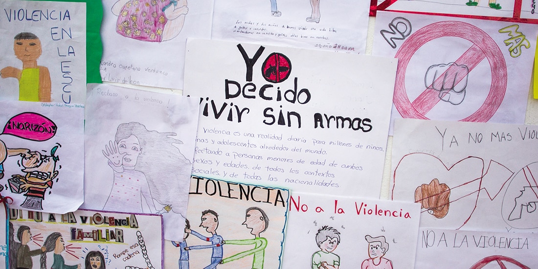 Expresiones artísticas de estudiantes de nivel básico contra la violencia, en imagen de archivo