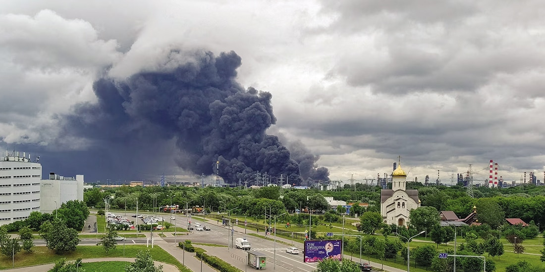 EL HUMO sale de una refinería de petróleo tras ataque ucraniano a Moscú, ayer.