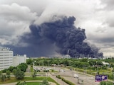 EL HUMO sale de una refinería de petróleo tras ataque ucraniano a Moscú, ayer.