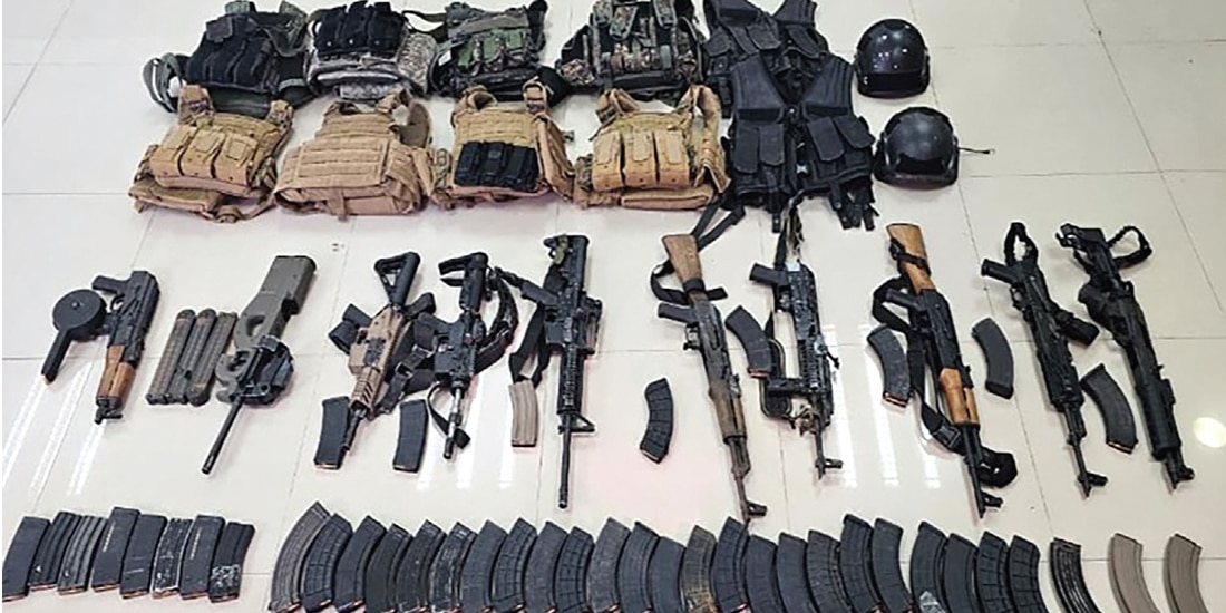 ARSENAL ASEGURADO en el cateo de un inmueble en La Concordia, Sinaloa, realizado por autoridades estatales y federales, que terminó con la detención de 10 hombres, de los cuales siete son de nacionalidad extranjera y tres mexicanos, el 11 de agosto.
