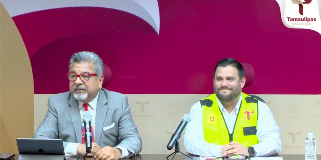 El vocero de Seguridad y el titular de PC de Tamaulipas, en conferencia, ayer.
