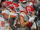 Jugadores de los Chiefs celebran una acción ante los Raiders en la NFL
